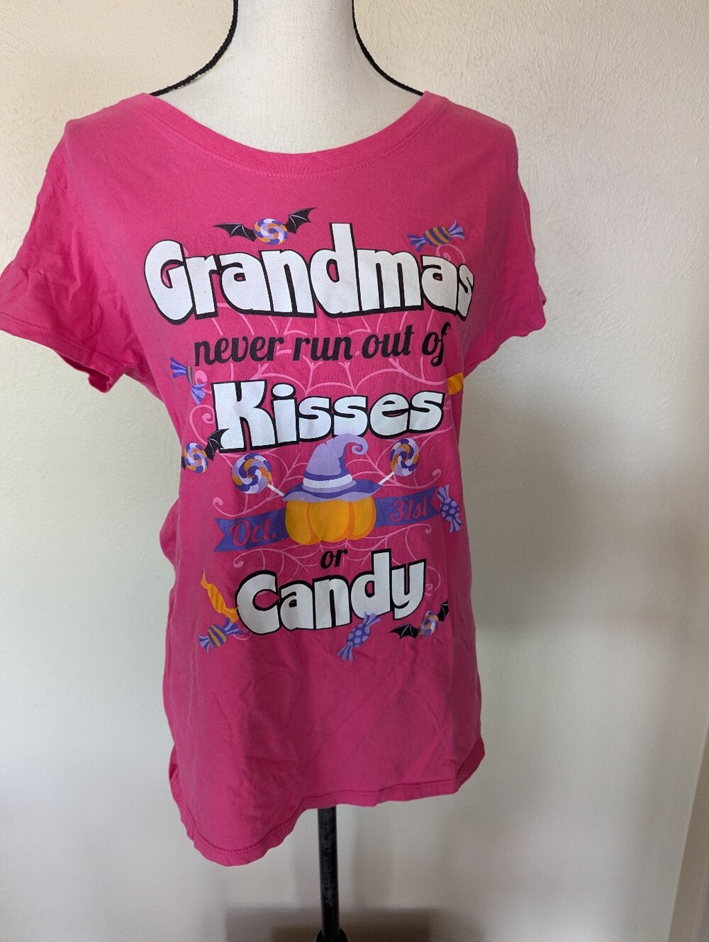 Grandmas Never Run Out of Kisses or Candy Ladies Pink Graphic Tee